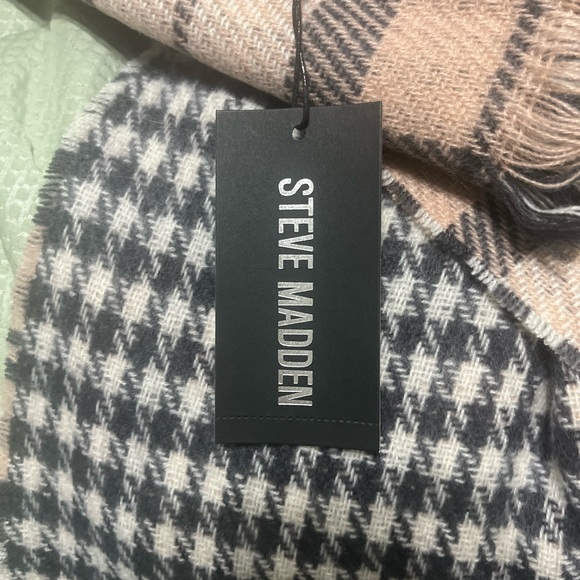 Steve Madden pink and gray plaid fringe scarf - Picture 4 of 7